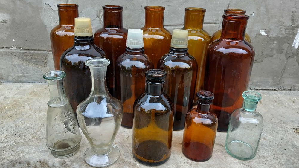 Sticle maro- albe vechi  si vaze de colectie