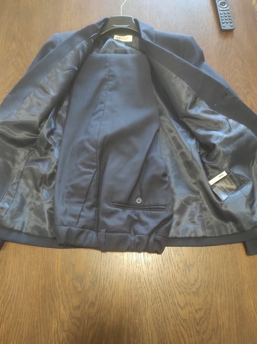 Детски тъмносин костюм H&M, размер 152.