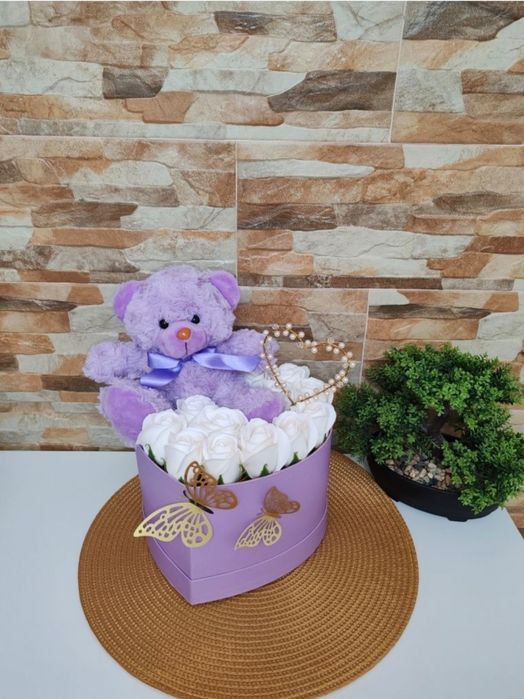 Aranjament deosebit cu ursuleț de plus si trandafiri de sapun