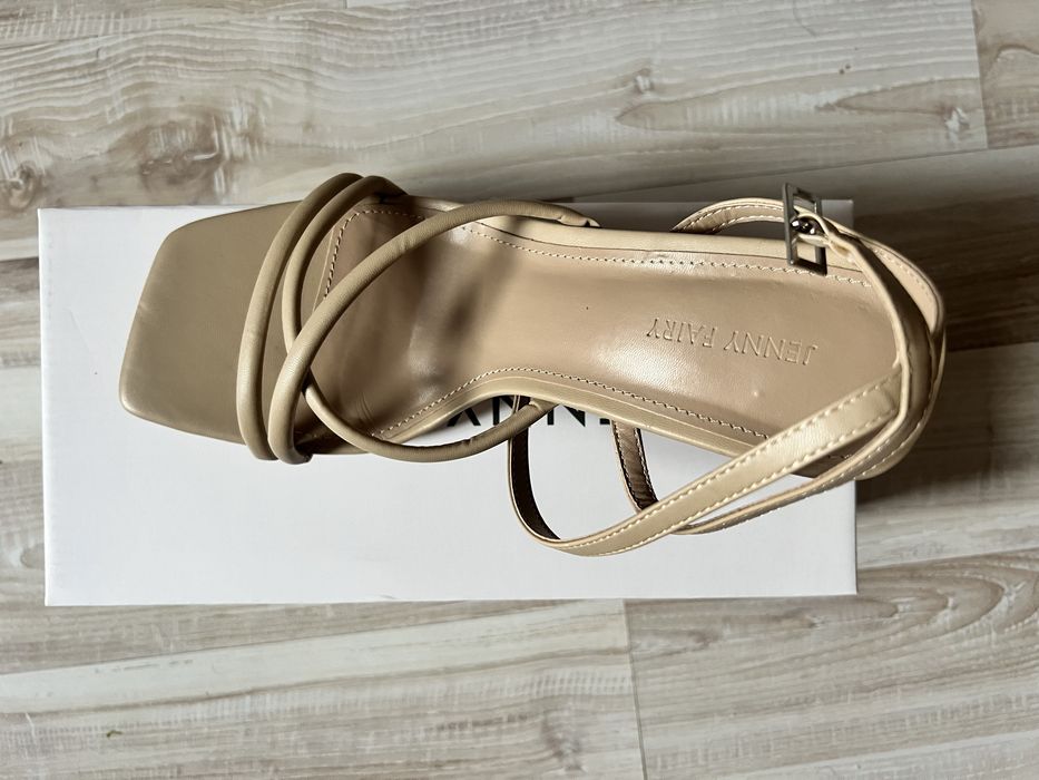 Сандали на ток nude