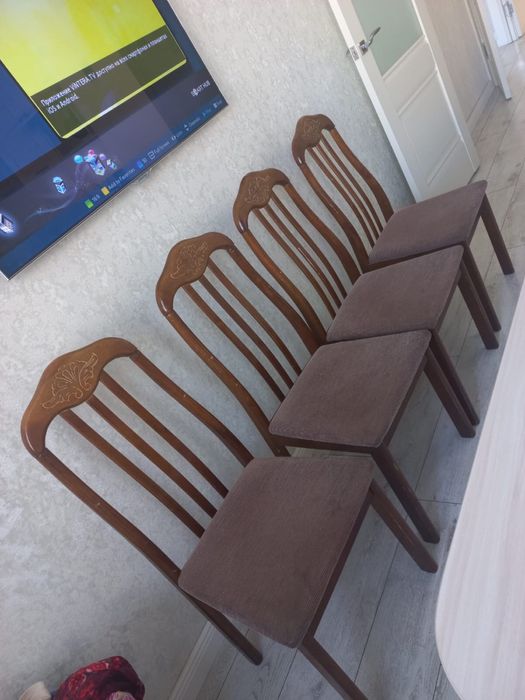 Стол и стулья деревянные