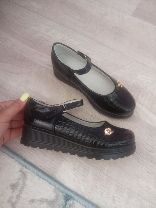 Продам детские туфельки