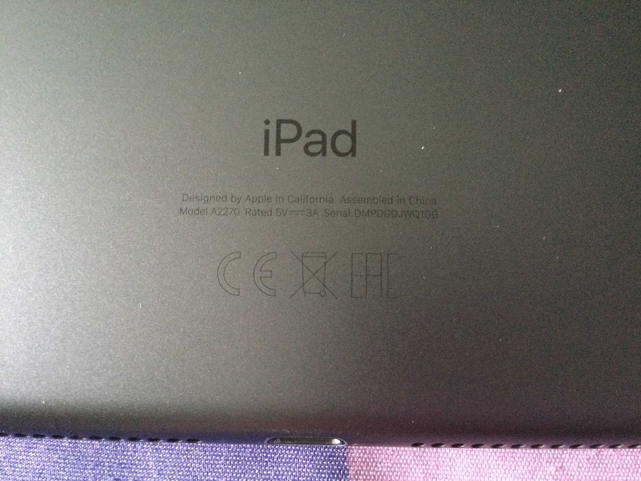 Продавам IPad 8 (gen.) 128 GB, за части айпад 8