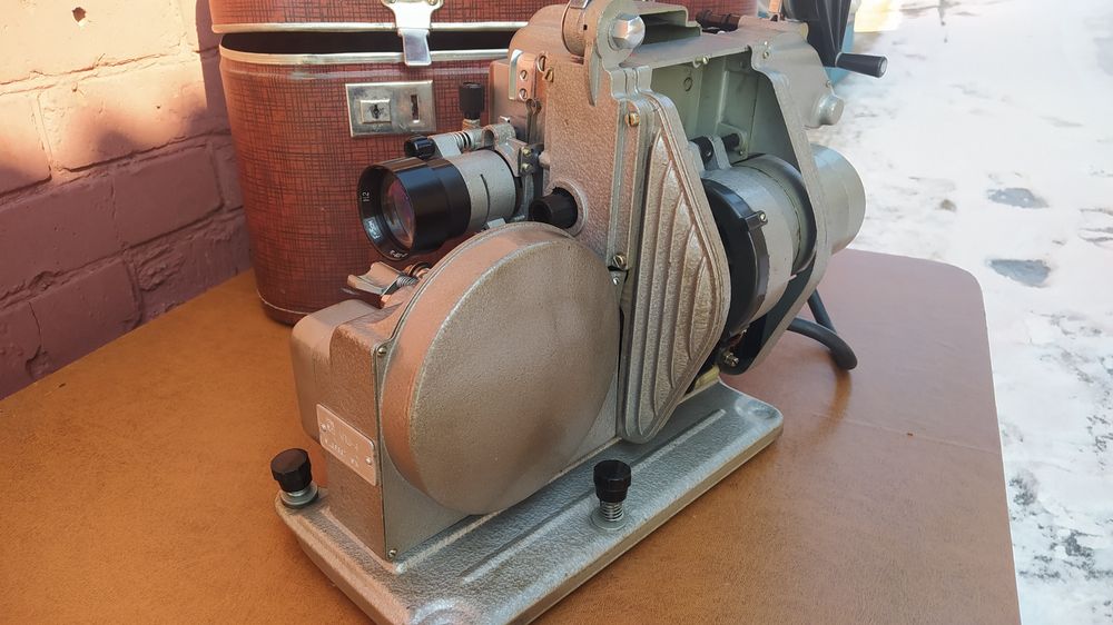 Продам кинопроектор в рабочем состоянии 1975года выпуска