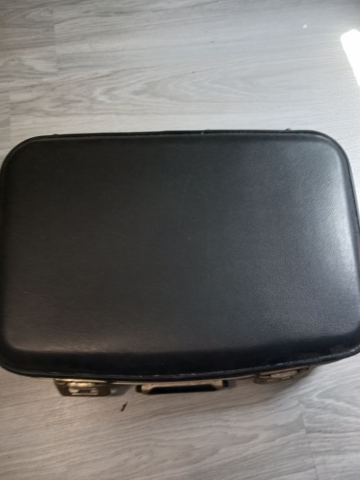 Продавам дипломатически куфари