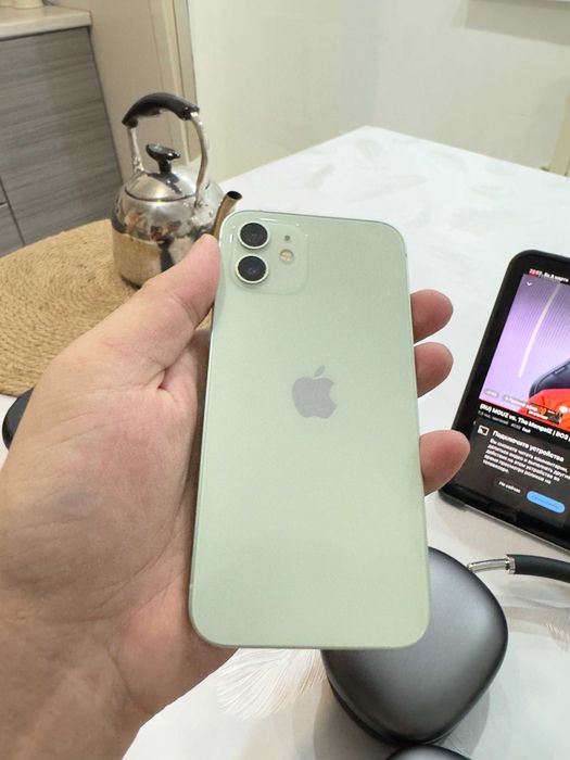 iPhone 12 / 64 / 100%