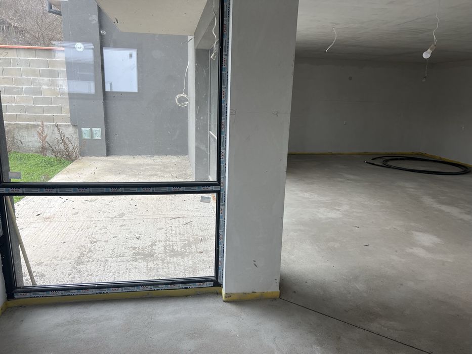 НОВА самостоятелна къща с двор