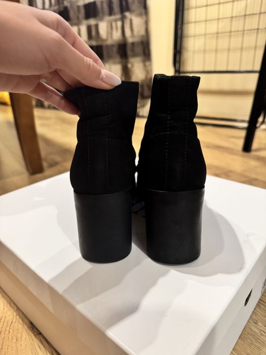 Велурени черни боти с цип