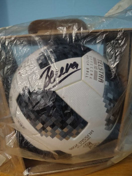 Топка Tellstar official match ball подписана от Бербатов