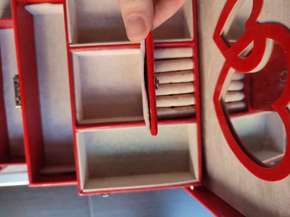 Червена кутия за бижута