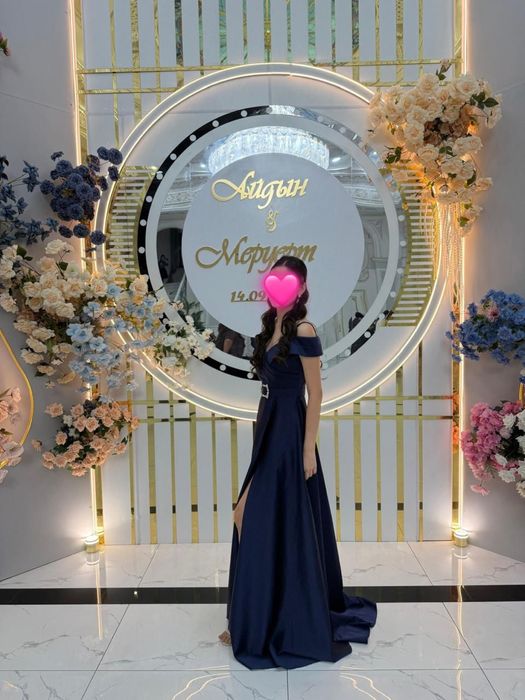 Вечернее атлас платье синего цвета