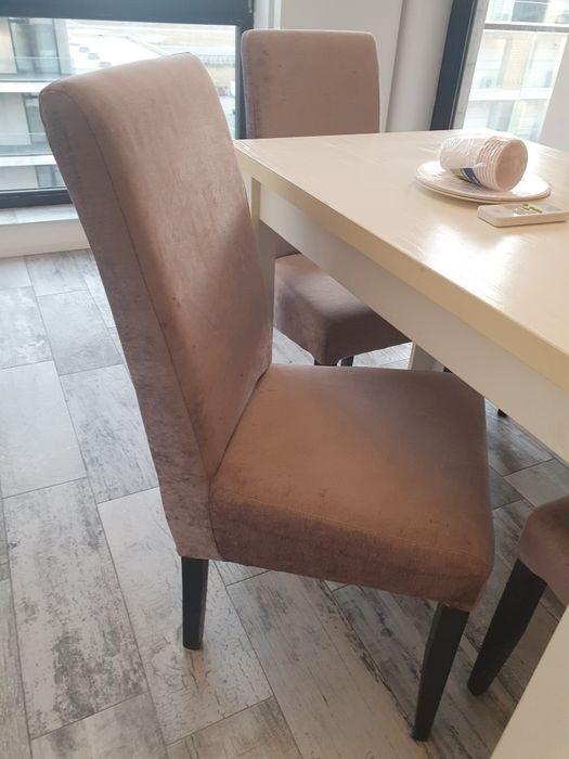 Masa cu 4 scaune lemn tapitate- 500 lei