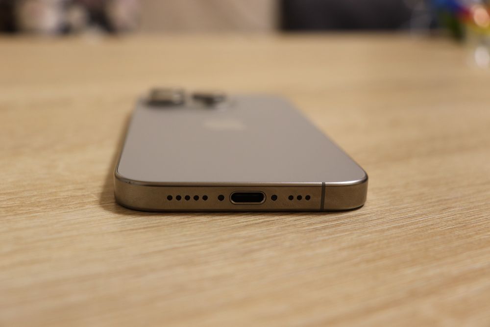 Продавам Iphone 15 pro Natural Titanium