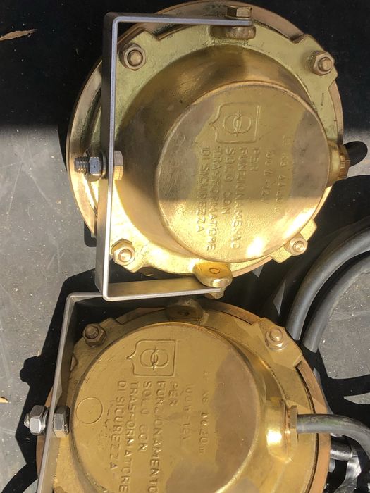 proiectoare subacvatice sau spoturi de piscină,