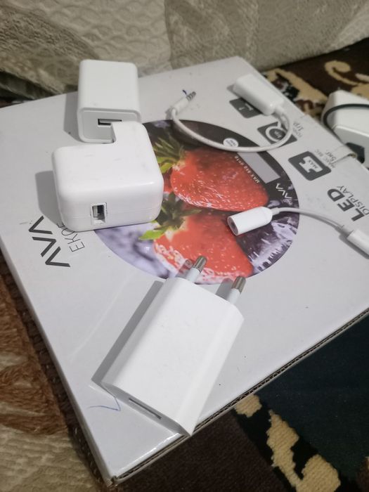 Разные адаптер питания для мобильных