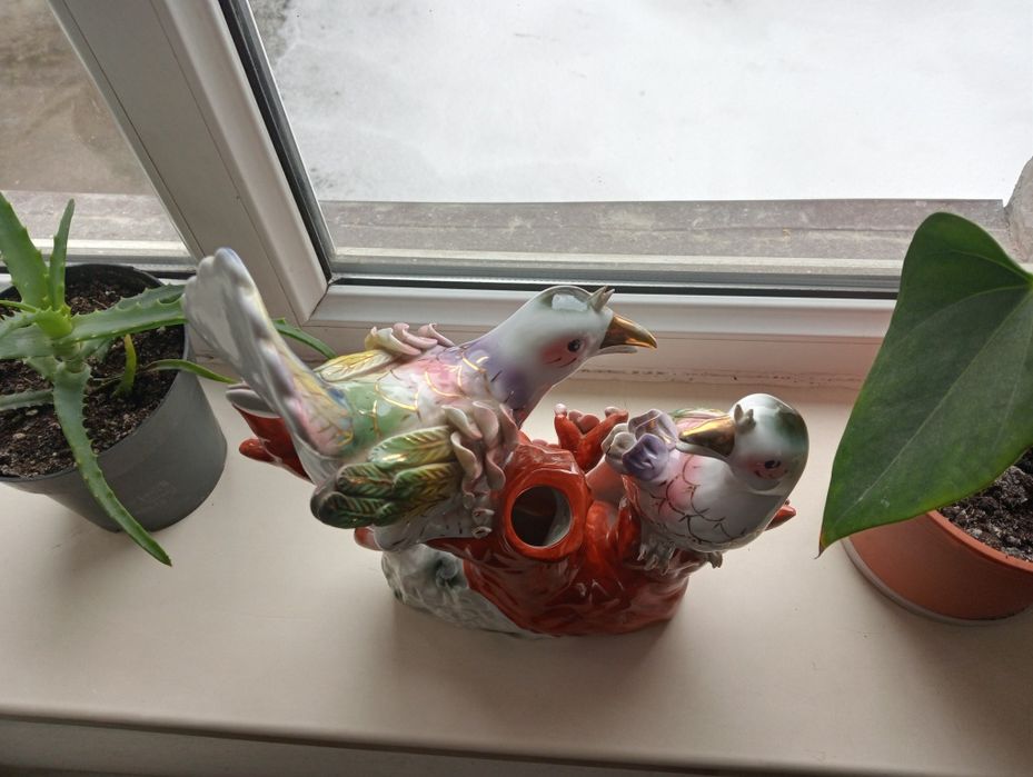 Фарфоровую статуэтку.