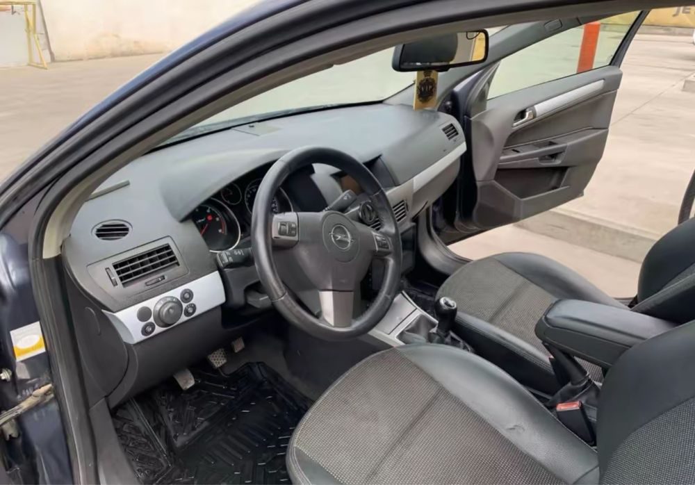 Opel Astra H Hatchback