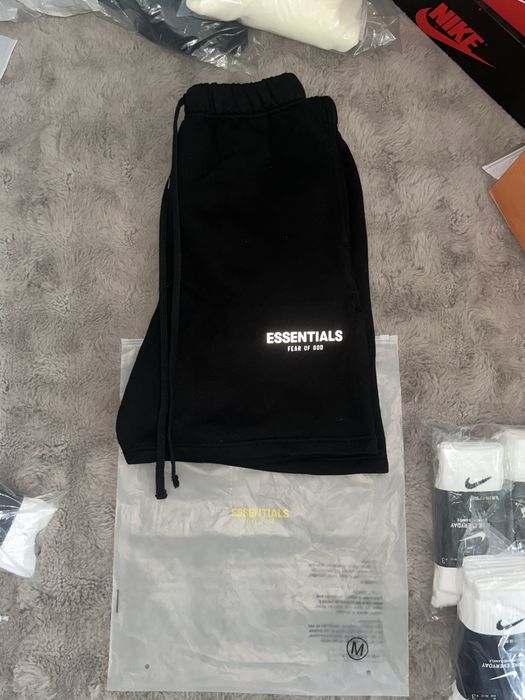 Vand pantaloni scurti Essentials Negri