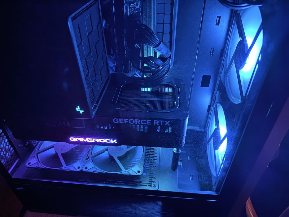 NVIDIA RTX 5080 16GB,64 gb CL30,7800x3d, 2 TB SSD Гейминг Компютър PC