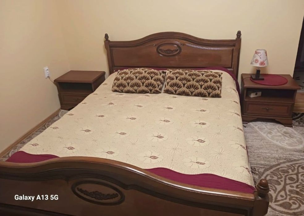 Vând pat cu două noptire și fotoliu