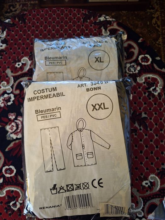 Vând costum impermeabil