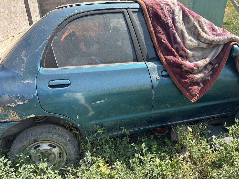 Машина Mazda 121