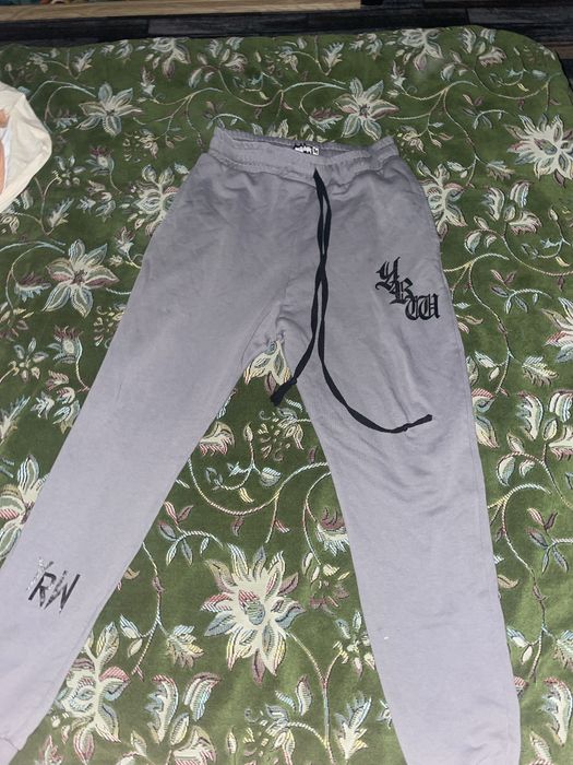 Vand schimb pantaloni young rich white urgent