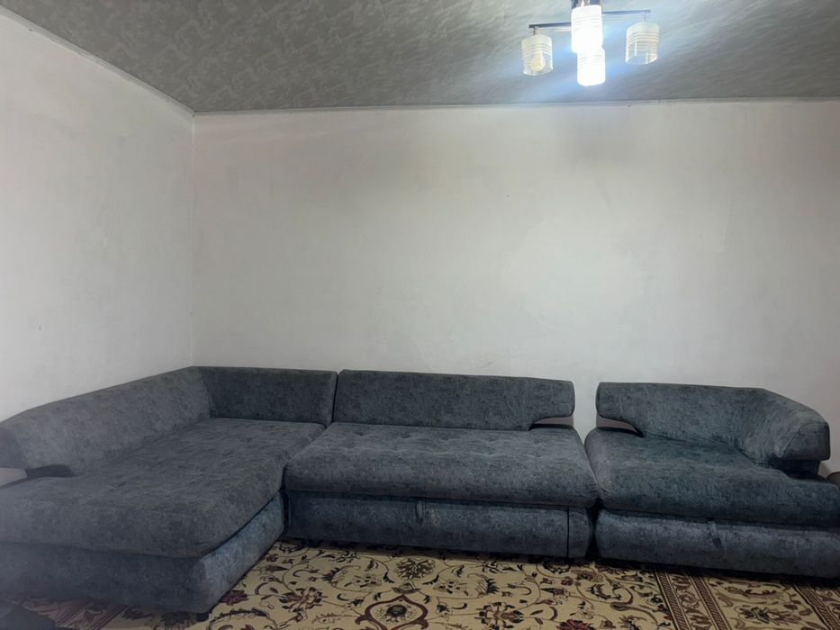 Диван бу көк түсті