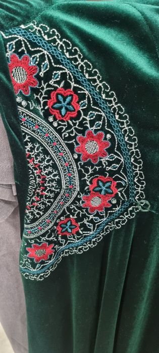 Платье в изумрудном цвете