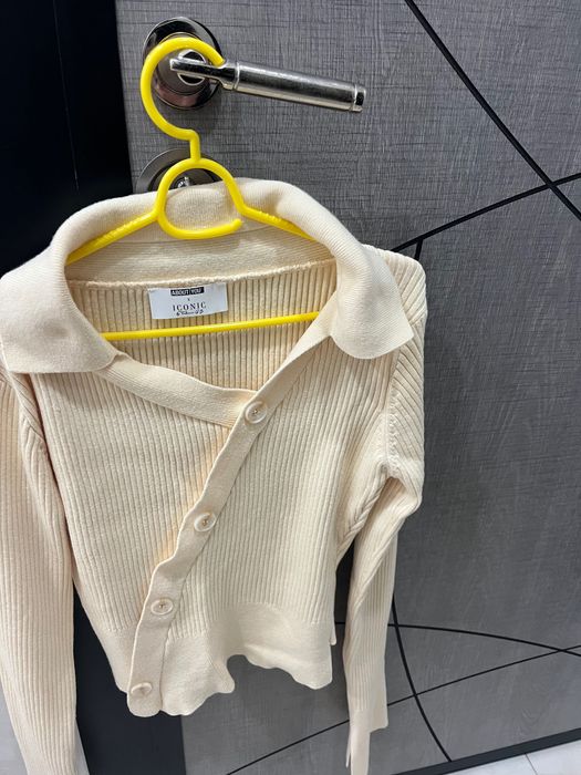 Елегантно дамско костюмче , размер  Sобличано веднъж