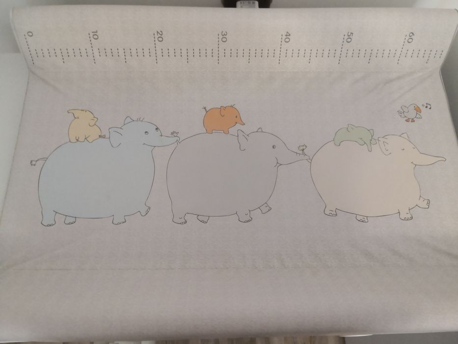 Твърда подложка за повиване на бебе