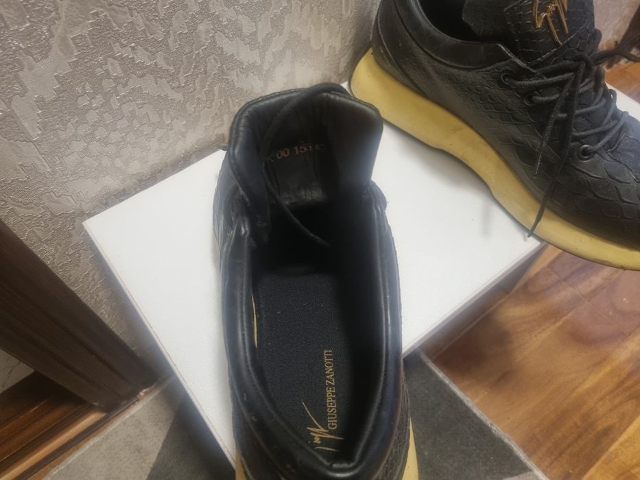 Продаются зимние крассовки.покупались за 150 долларов