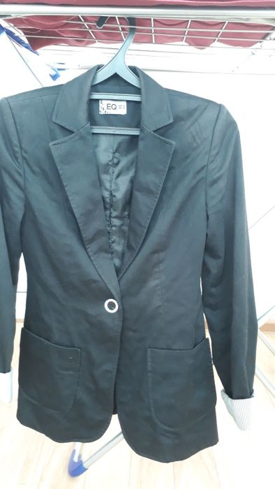 Пиджак черный и брюки классика.