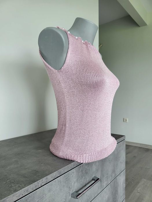 Топ с перли в различни цветове.