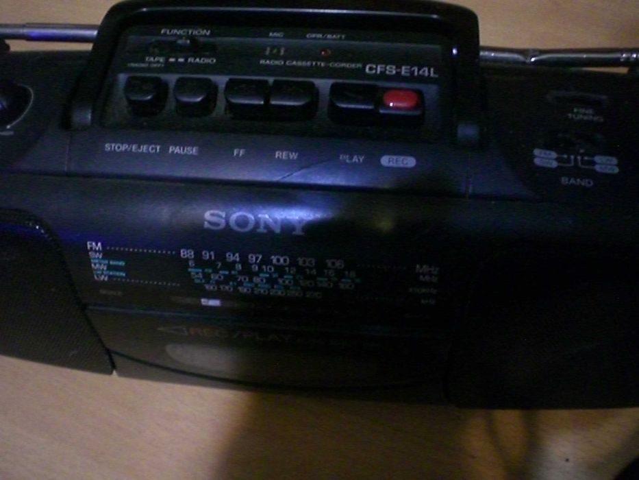 Касетофон  SONY работи