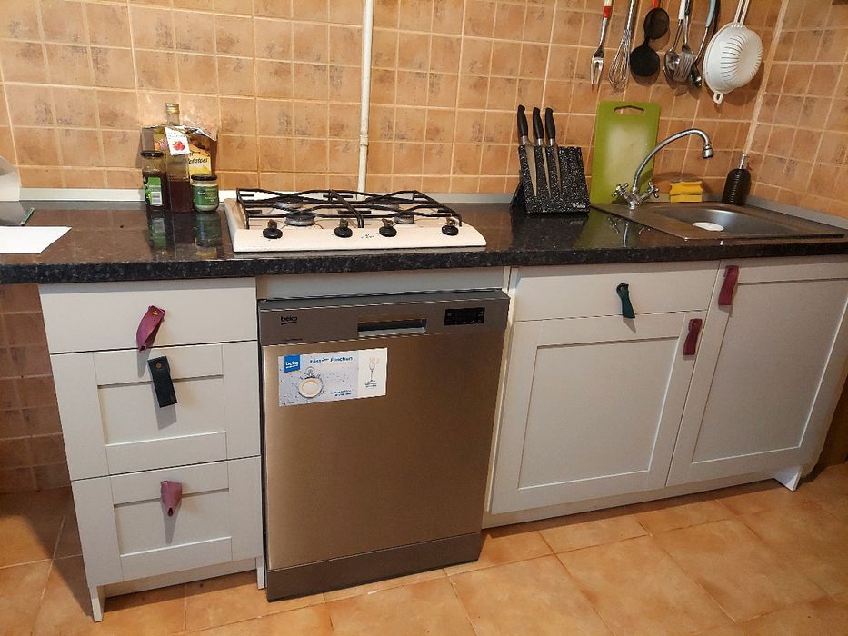 Mobila bucatarie cu blat si plita pe gaz Indesit