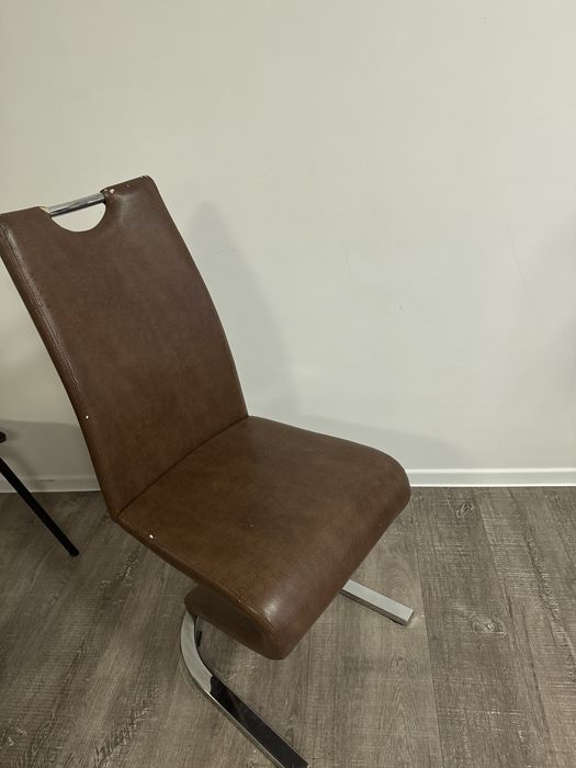 Кресло коричневая кожаная.