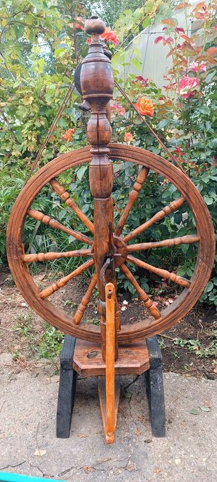Прялка ножная деревянная
