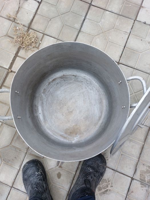 Продаётся кастрюля с крышкой