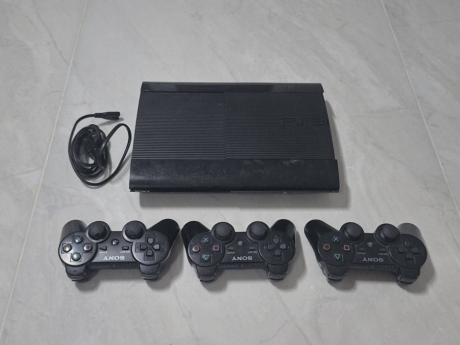 Продавам ps 3 и 3 джойстика за ps 3. Ps 3 либсва една външна част но работи перфектно