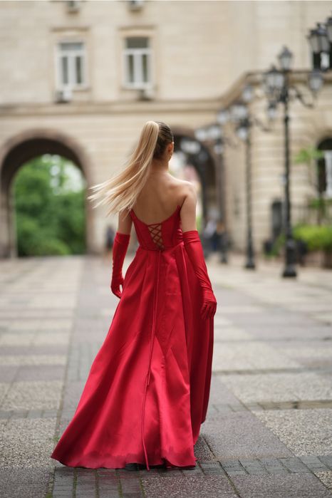 Червена абитуриентска рокля – с ръкавици и дълбока цепка, като нова