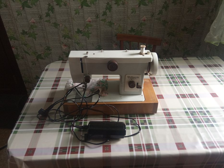 Швейная машинка Чайка