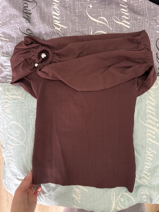 Продам блузку на плечах от ZARA