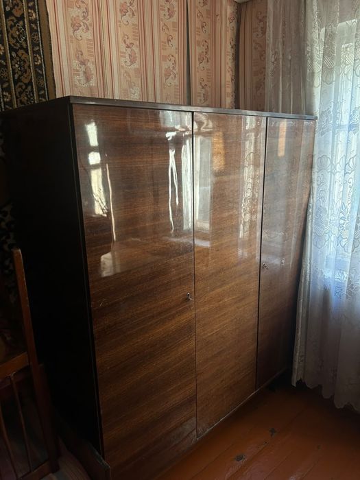 Отдам даром, кресла , диван, комоды , шкаф