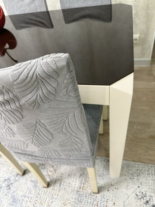 Продам стол кухонный и 4 стула