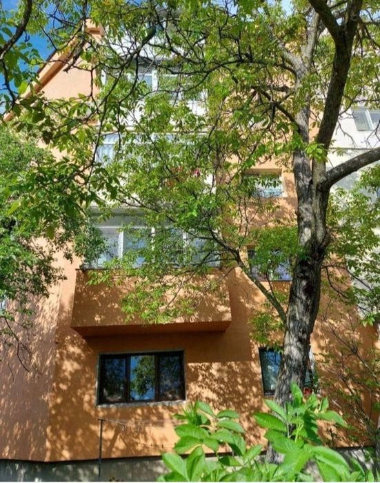 Ofer spre inchiriere apartament 2 camere zona centrală,  decomandat