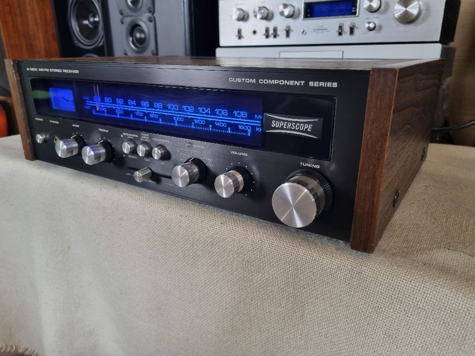 Superscope R-1220 by Marantz. 10 watts/canal. Impecabil.