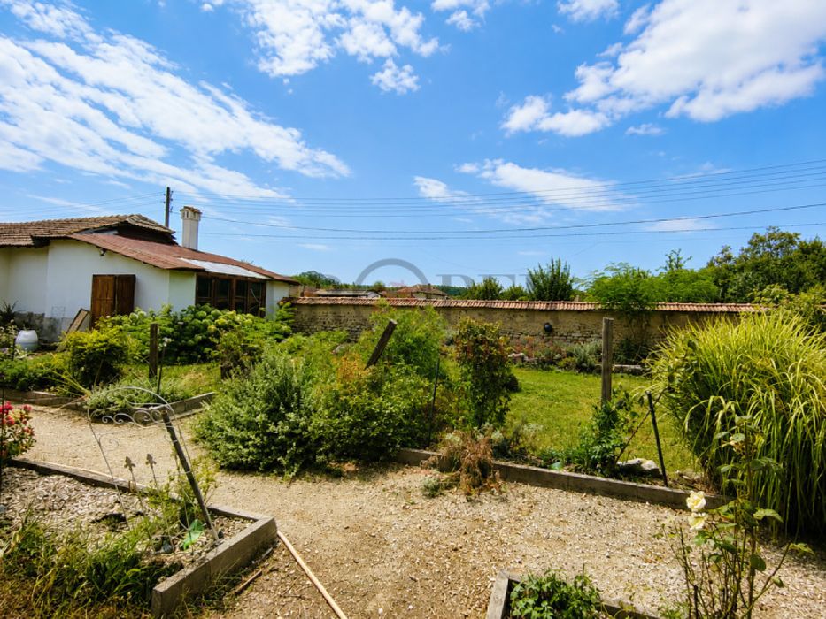 Продажба Къща гр. Велико Търново - с. Хотница 130m² и двор 1670m²