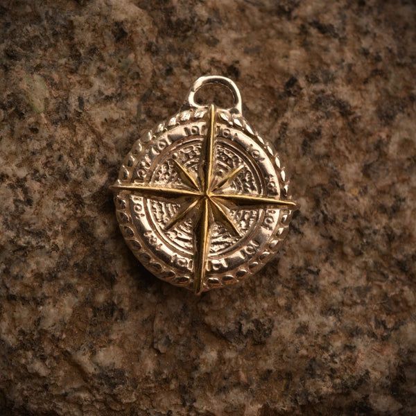 Сребърен медальон 925 „Компас“ – талисман за посока, закрила и сила