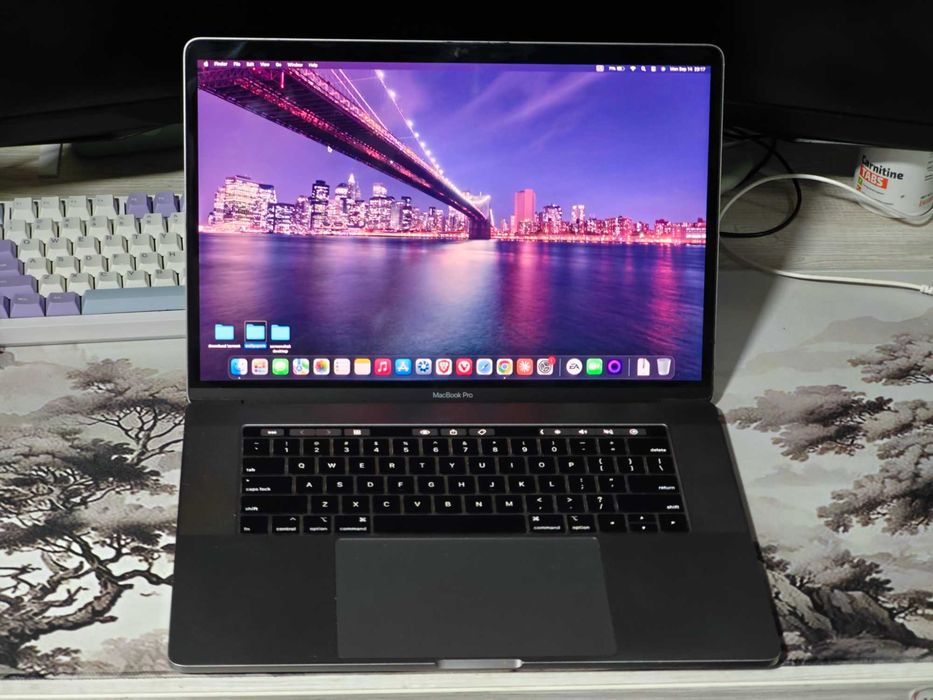 MacBook Pro 15 2018, 32ram, i7, 512gb, touchbar, Radeon Pro 555x, retina, laptop apple